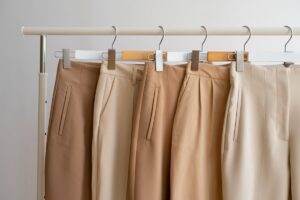 pantaloni beige foto 2